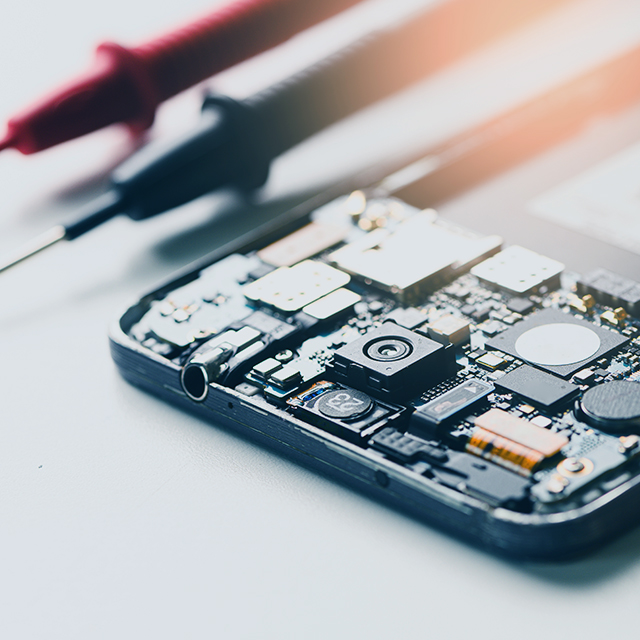 bataryası çıkarılmış:bir cep telefonunun içinin açılmasının görüntüsü